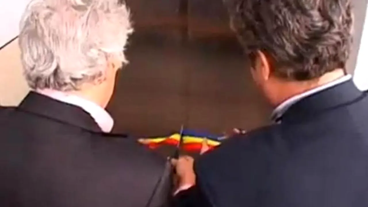 MAREA TĂIERE DE PANGLICĂ LA LIFT. Cum au venit șeful CJ, primarul, deputații și preoții ca să sfințească MEGAINVESTIȚIA: „Lumea a zis uite, e un lift. Nu, e cireașa de pe tort