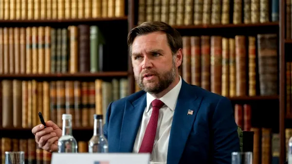 JD Vance dezvăluie strategia ofensivei economice a SUA împotriva Iranului: „Cel mai eficient instrument”. Ormuzul, cheia confruntării din Golf