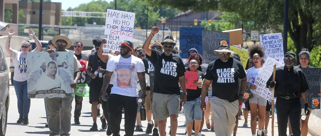 Proteste în SUA după ce un bărbat de culoare a fost omorât de Poliție cu 60 de gloanțe. Imaginile teribile au apărut pe rețelele sociale