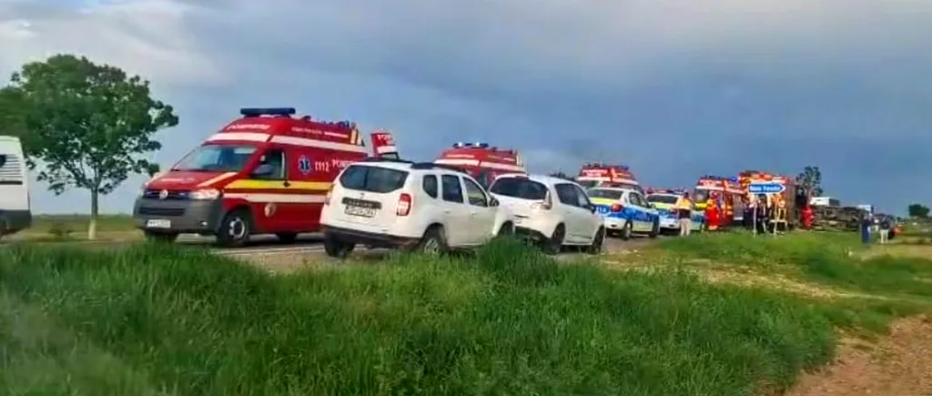 ACCIDENT cu cinci victime, pe un drum din județul Dâmbovița. O autoutilitară s-a răsturnat, după impactul cu un autoturism