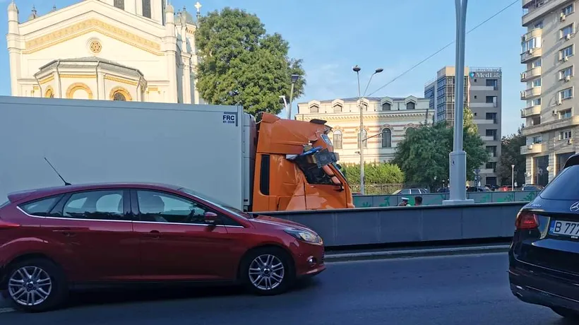 UPDATE - FOTO - Trafic restricționat în Pasajul Unirii din București. Un camion s-a blocat din cauza limitatorului de înălțime. Șoferul a fost sancționat / E al treilea incident de la redeschiderea pasajului /