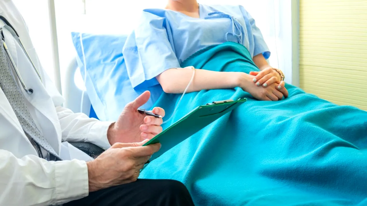 AVERTISMENTUL medicilor asupra celui mai frecvent simptom al cancerului, care se agravează în timpul somnului