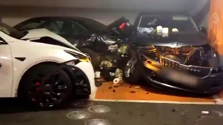 O șoferiță a făcut praf două MAȘINI, în parcarea subterană a unui mall din Capitală. Martorii spun că femeia ar fi încurcat frâna cu accelerația