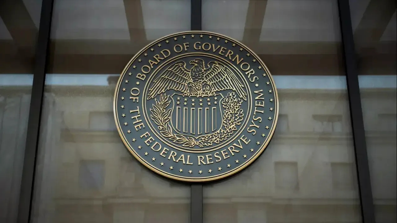 Decizie majoră a Băncii Centrale SUA. FED menține dobânda de referință, în ciuda inflației mari din America. Ce înseamnă asta pentru România