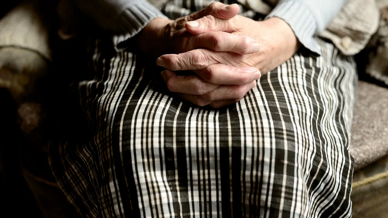 Anchetă de proporții! Rudele unei bătrâne au reclamat că femeia, internată la un spital din Reghin, are ambele brațe RUPTE