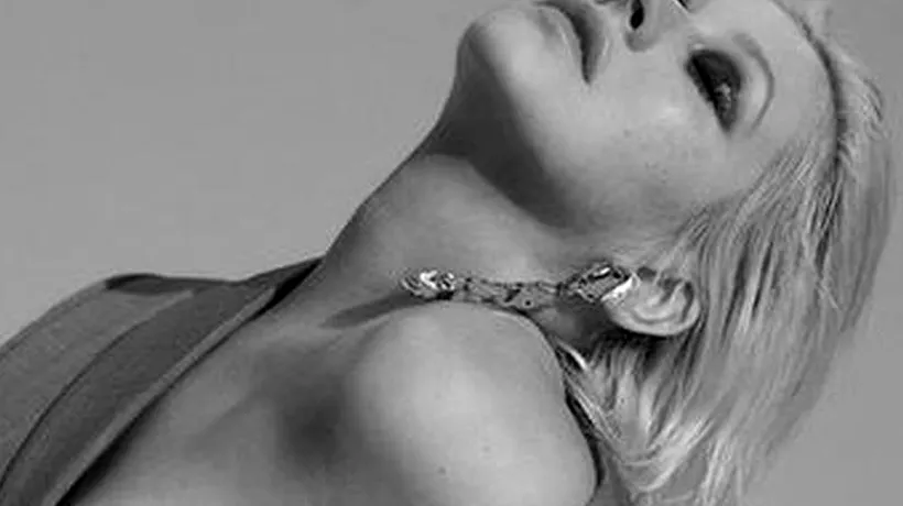 Christina Aguilera a pozat topless pentru coperta noului album
