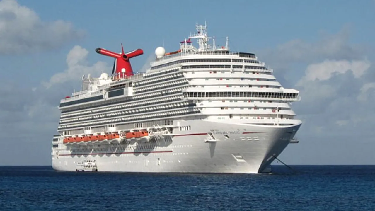 Un vas american de croazieră care are printre pasageri o asistentă suspectată de Ebola se plimbă din port în port și nu este primit nicăieri 