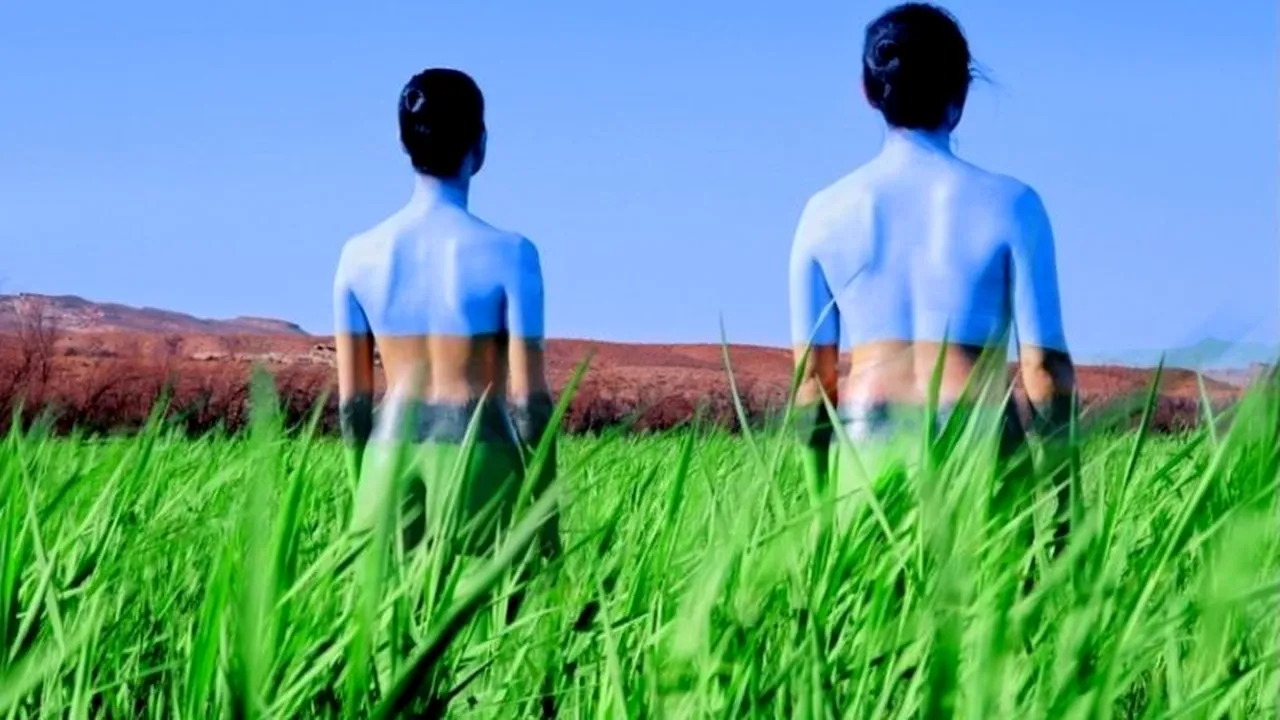 GALERIE FOTO. Camuflaj colorat. Artistul care a îmbinat trupul uman cu natura