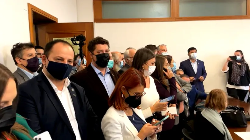 Scandal la Comisia de Sănătate: Parlamentarii AUR au oprit ședința în timp ce se discuta obligativitatea certificatului verde la locul de muncă. Streinu-Cercel a ieșit din sală