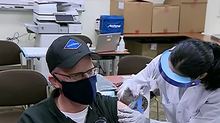 Șeful Pentagonului, printre primii americani vaccinați împotriva Covid-19! Ce reacție a avut șeful celei mai temute armate din lume (VIDEO)