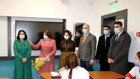 Radu Mihaiu, primarul sectorului 2, alături de Monica Anisie și alte trei persoane, în clasă cu elevii, deși e interzis: „Nu știam că nu e voie” (FOTO)