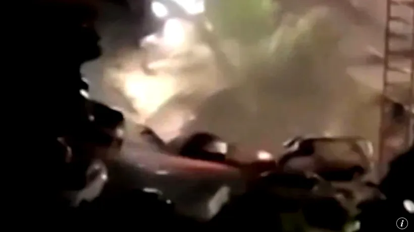 21 de mașini au fost înghițite de o groapă uriașă după prăbușirea unui plafon al unei parcări într-un mall din China (VIDEO)