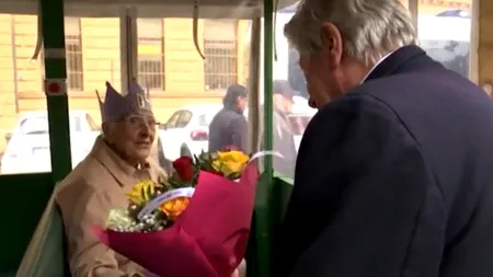 Caz rarisim! Câți ani tocmai a împlinit pensionara din imagine. A fost sărbătorită de NEPOTUL ei, care are 70 de ani!