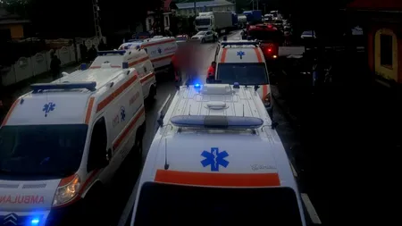 FOTO-VIDEO. Suceava: 11 persoane rănite, dintre care 2 în stare de inconștiență, într-un accident. Elicoperul SMURD și 13 ambulanțe, la fața locului