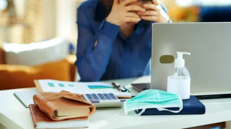 Barometru de opinie. 68% dintre români cred că țara se îndreptă într-o direcție greșită. Ce cred despre economie și piața muncii, după un an de pandemie