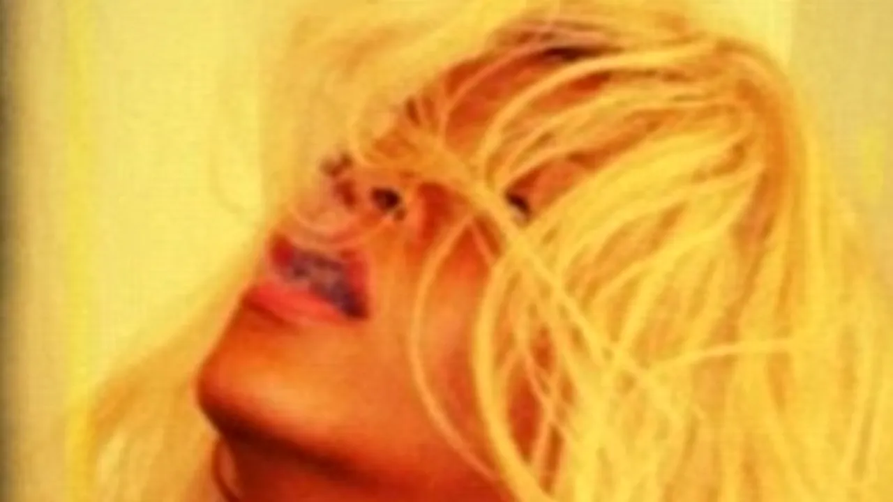 GALERIE FOTO. Ce face Rihanna de dragul parfumului
