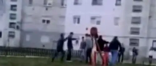 VIDEO - Adolescent bătut de mai mulți tineri într-un parc din Mediaș