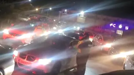 Scandal uriaș la baza FCSB din Berceni. Sute de mașini și motociclete au dat buzna pe proprietatea lui Gigi Becali. Poliția a intervenit