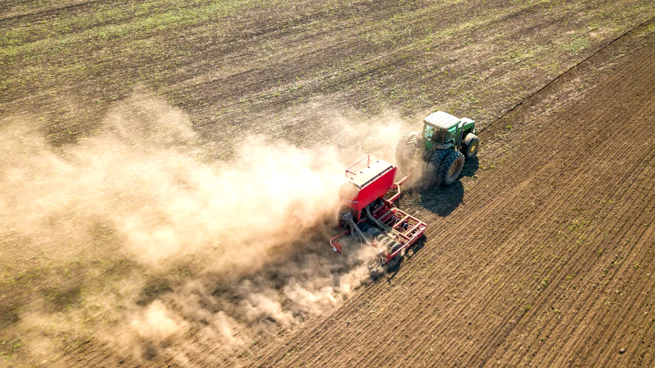 Se vinde „monstrul” din agricultură: o remorcă cu peste 26 de tone duse fără probleme – prețul cerut surprinde