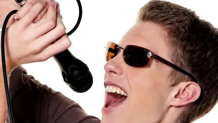 Prea mult karaoke dăunează sănătății. Un bărbat a cântat până a ajuns la spital - VIDEO
