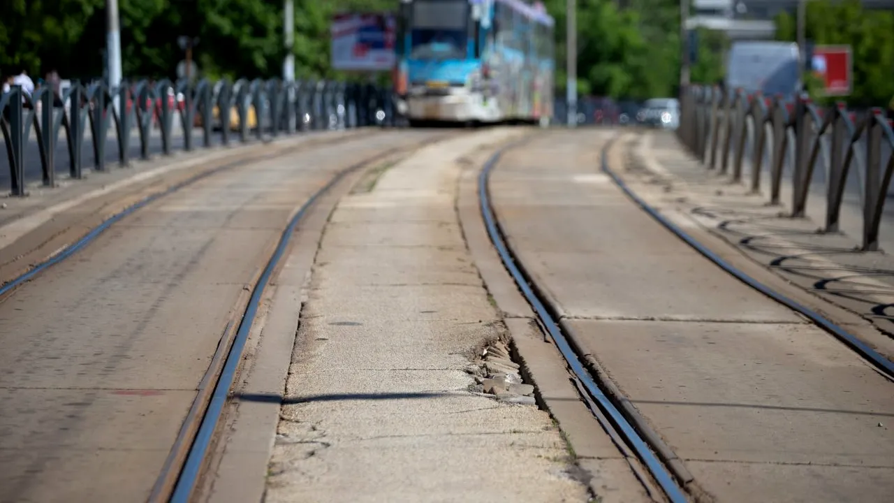 AVARII la reţeaua electrică în anumite zone din București. Circulaţia tramvaielor şi a troleibuzelor, afectată / Măsuri de deviere a circulaţiei