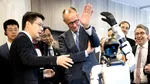 Meciuri de box și spectacole de arte marțiale cu roboți: Cancelarul Merz al Germaniei face cunoștință cu umanoizii AI din China