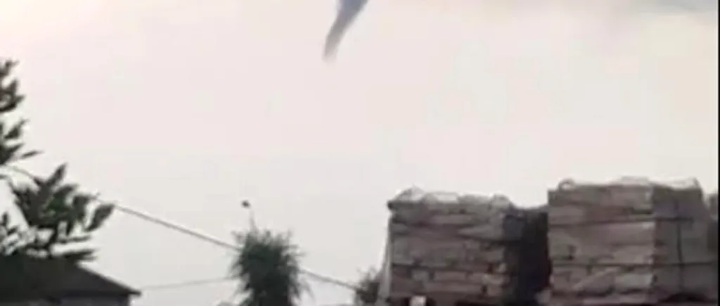 Început de tornadă, filmat deasupra Timișoarei în timpul unei furtuni VIDEO spectaculos