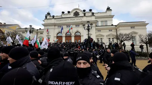Protestatarii antivacciniști încearcă să ia cu asalt Parlamentul Bulgariei