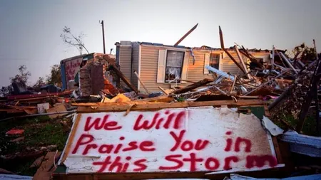 Cel puțin 18 persoane au murit în urma tornadelor care traversează SUA. 