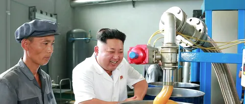 Dictatorul Kim Jong Un în vizită la o fabrică de lubrifianți. Două lumi surpinse într-o singură imagine