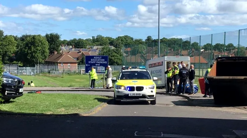O mașină a intrat într-un grup de oameni la Newcastle. Șase persoane au fost rănite, printre ele sunt și copii VIDEO