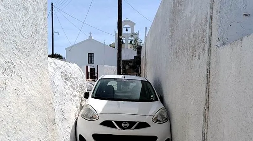 Un turist a BLOCAT, cu mașina pe care o închiriase, o alee îngustă de pe insula grecească Santorini