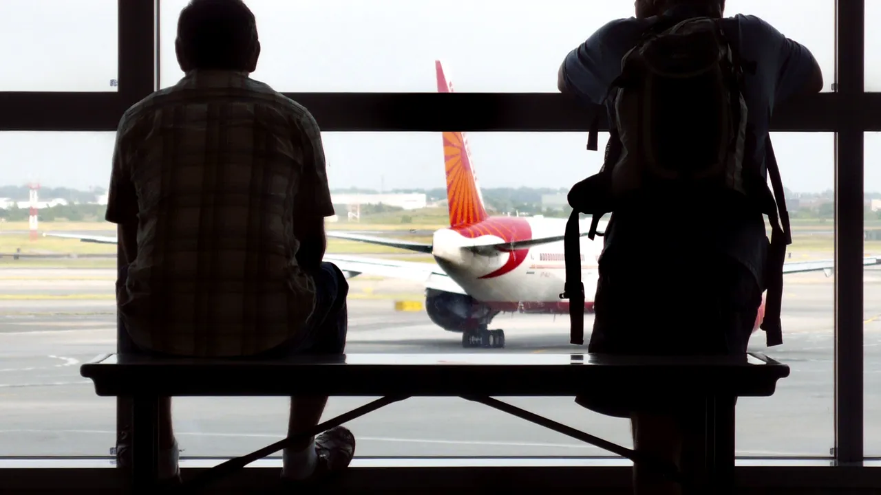 ROMÂNII depun cu întârziere cererile de DESPĂGUBIRE pentru zboruri anulate sau întârziate. Câți BANI poate obține un pasager
