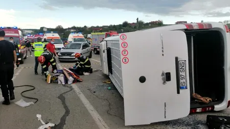 Accident grav în județul Iași: 13 persoane, inclusiv un minor, au ajuns la spital după o coliziune între un microbuz și un autotren - FOTO/VIDEO