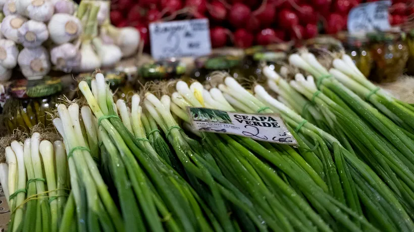 Cât COSTĂ o legătură de ceapă verde sau un kilogram de spanac, în piețele din România. Au apărut pe tarabe primele verdețuri din acest sezon