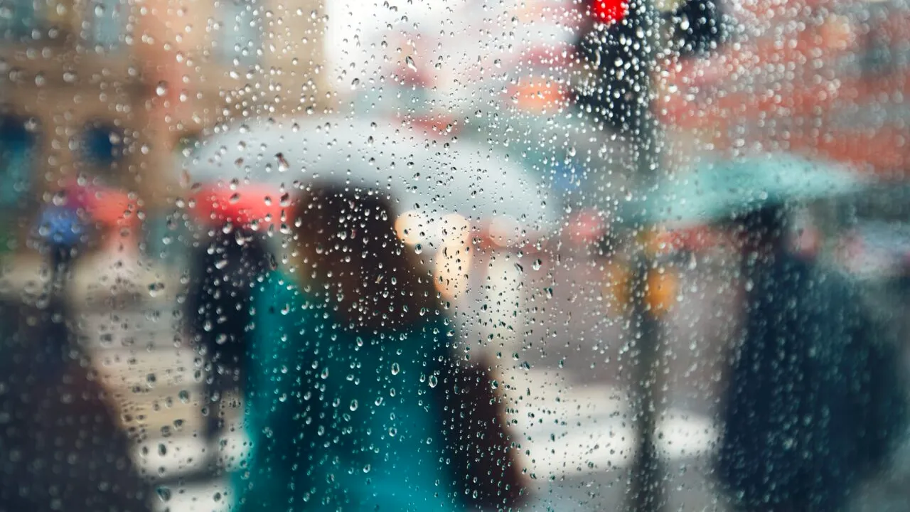 Cod roșu de ploi abundente în două județe. Avertizări de vreme extremă în România: furtuni, ninsoare și viscol