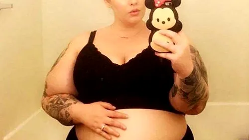 O gravidă supraponderală, REFUZATĂ de cinci spitale. Falsul pretext: nici o masă de naștere NU REZISTA greutății