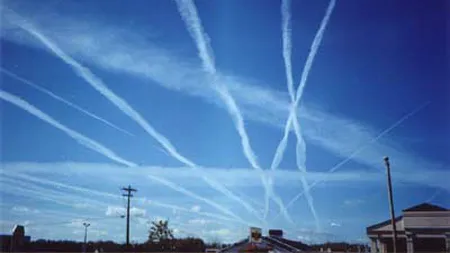 Liniile albe de pe cer, lăsate de avioane, provoacă mai multă poluare decât emisiile de carbon. Cum cred cercetătorii că s-ar putea scăpa de ele