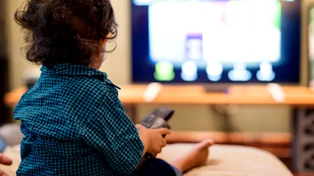 TRAGEDIE pentru o familie care abia aflase că așteaptă cel de-al doilea copil! Băiețelul de numai trei ani a murit subit, în timp ce se uita la desene animate