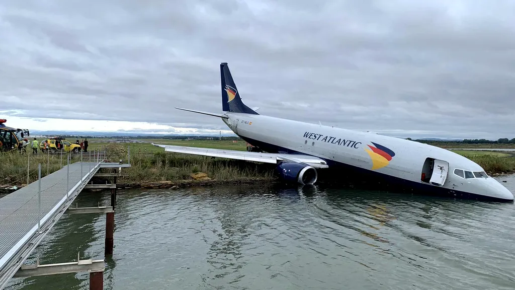 Un avion al West Atlantic, aterizare pe malul unui lac din Franța! – VIDEO