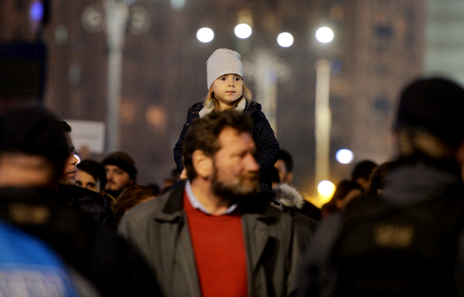 GALERIE FOTO. Protest #Colectiv în București: Peste 20.000 de oameni în stradă. După ce au strigat „Demisia! Demisia