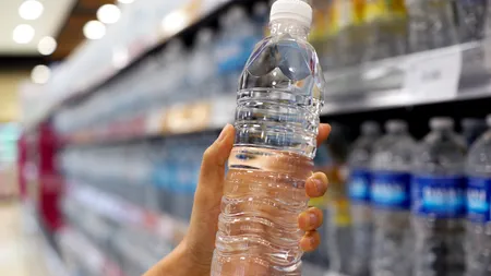 Apa îmbuteliată din România, printre cele mai SCUMPE produse din Europa. Cât costă o sticlă în Spania