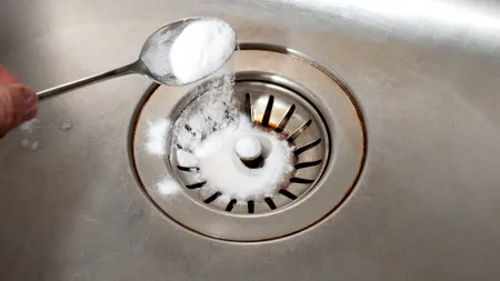 Ce se întâmplă dacă torni câteva linguri de SARE în chiuvetă