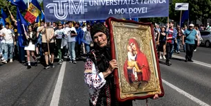 Emoționant! Mesajul unei BĂTRÂNE din Moldova, la mitingul proeuropean: „Să vină toată Europa la noi acasă! Să scăpăm de lepra cea rea. Suntem români”