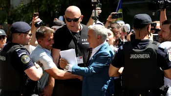 Simpatizanții lui Călin Georgescu îl îmbrățișează în fața judecătoriei. Câteva zeci s-au strâns și scandează mesaje de susținere