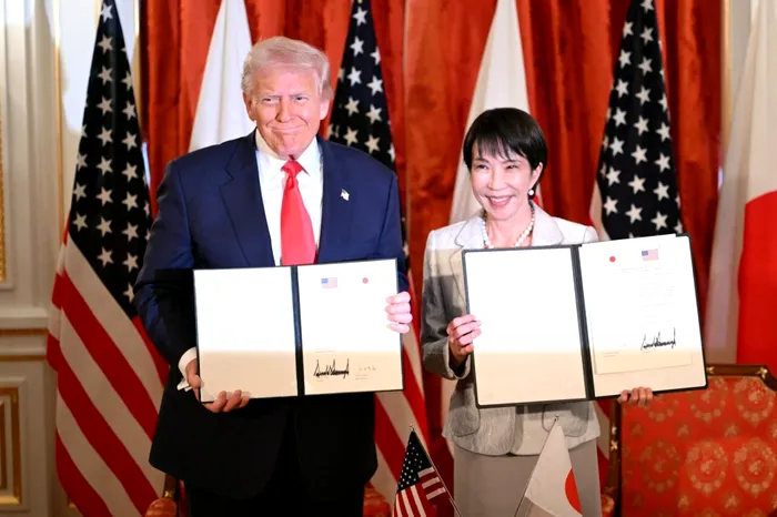 Președintele american Donald Trump și prim-ministra japoneză Sanae Takaichi semnează acordul „Noua Epocă de Aur pentru ALIANȚA dintre SUA și Japonia” pe durata întâlnirii de la Palatul Akasaka (28 octombrie 2025)