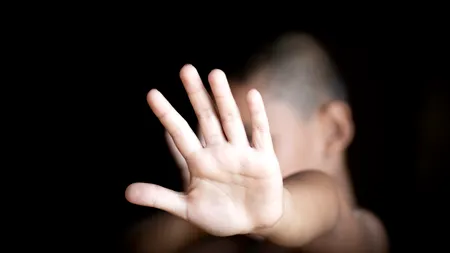 Bărbat din Vaslui, ARESTAT după ce și-ar fi violat fiica de 12 ani vreme de 4 ani. Vecină: „Dar oare mama în casă nu a văzut?”