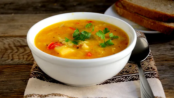 Cum dregi ciorba, dacă ai scăpat prea multă sare în ea. Ingredientul aflat la îndemâna oricui, care face minuni în oală