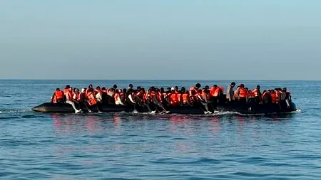 O barcă plină cu zeci de migranți ilegali a luat foc în timp ce traversa Canalul Mânecii