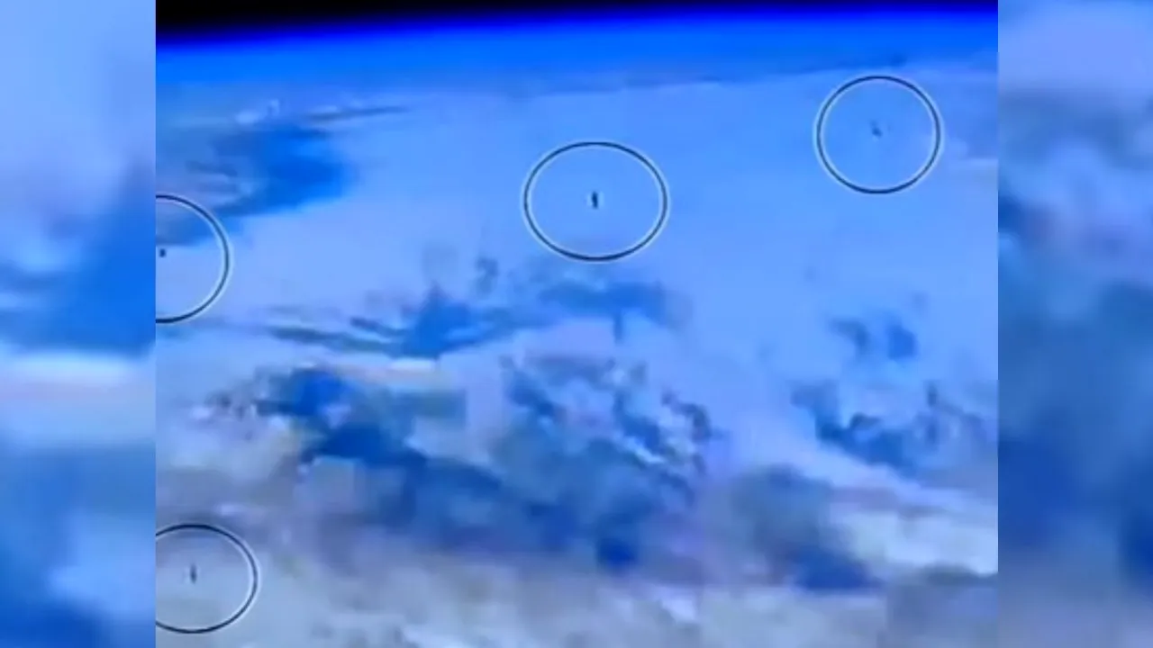 VIDEO | O flotă de obiecte misterioase, surprinse live de NASA. „Tocmai am verificat camerele ISS...”